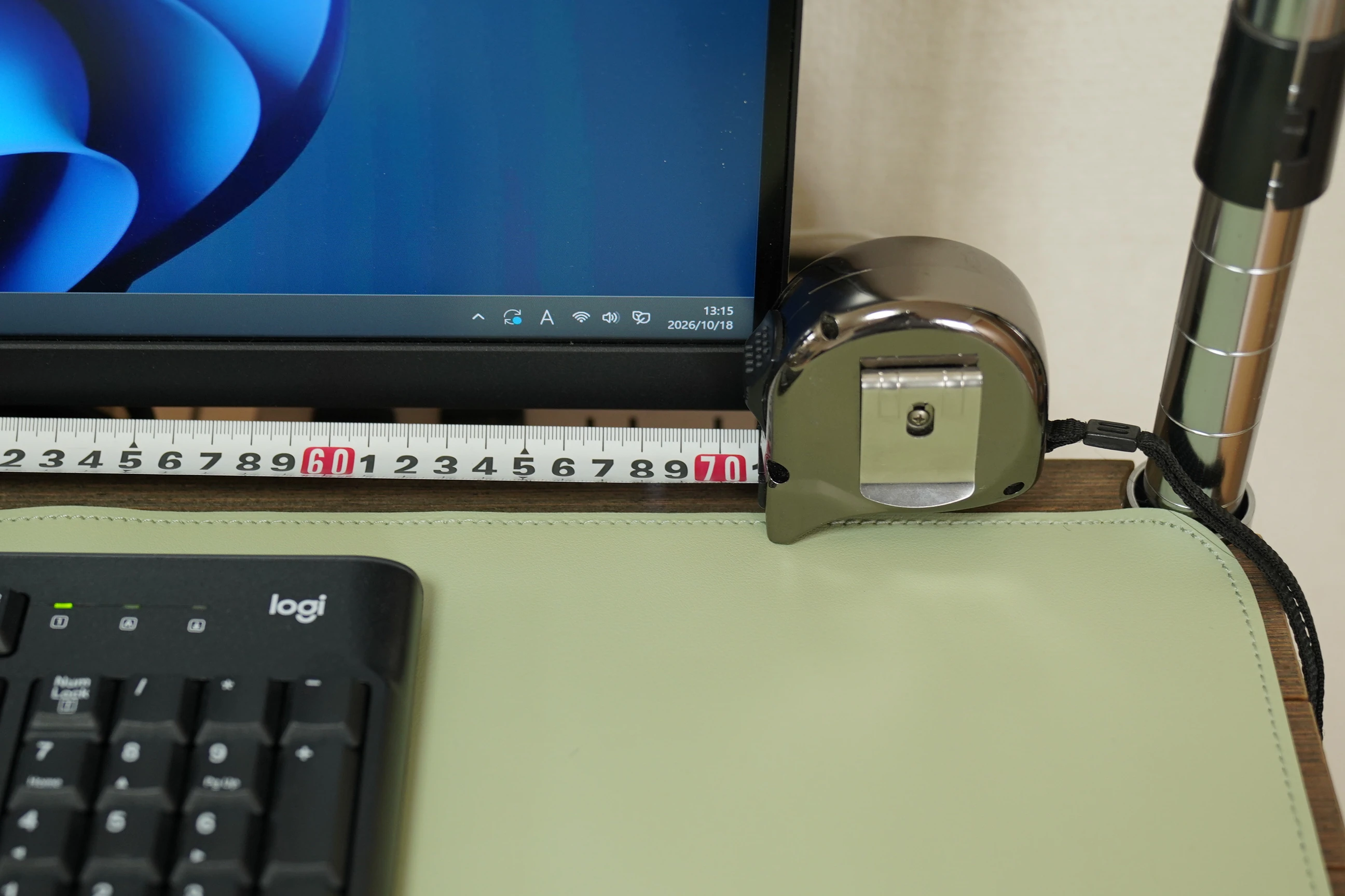 Measuring the VP327Q's width: about 71 cm, little different from the old LG