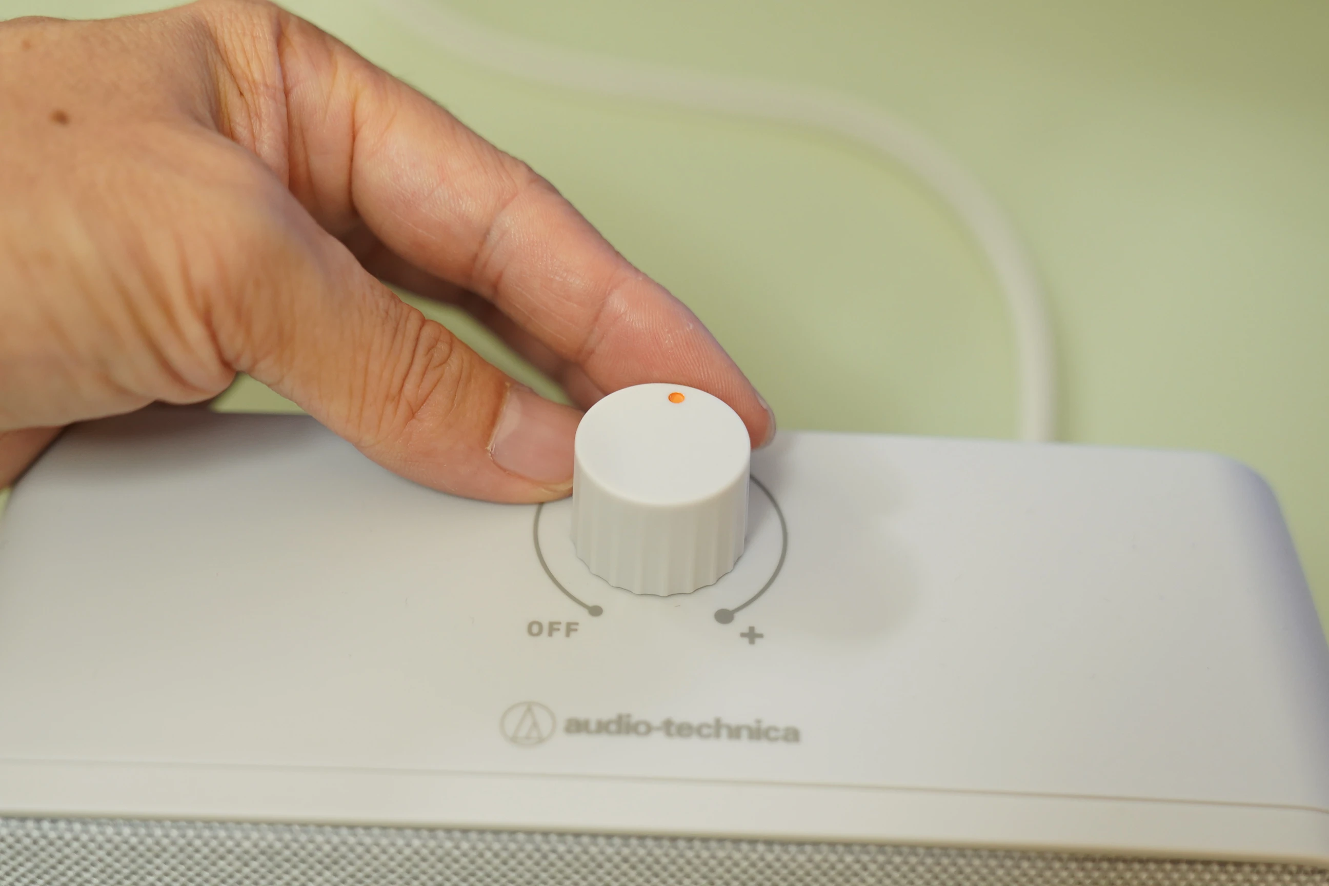 Top knob combining power and volume, easily adjusted by hand