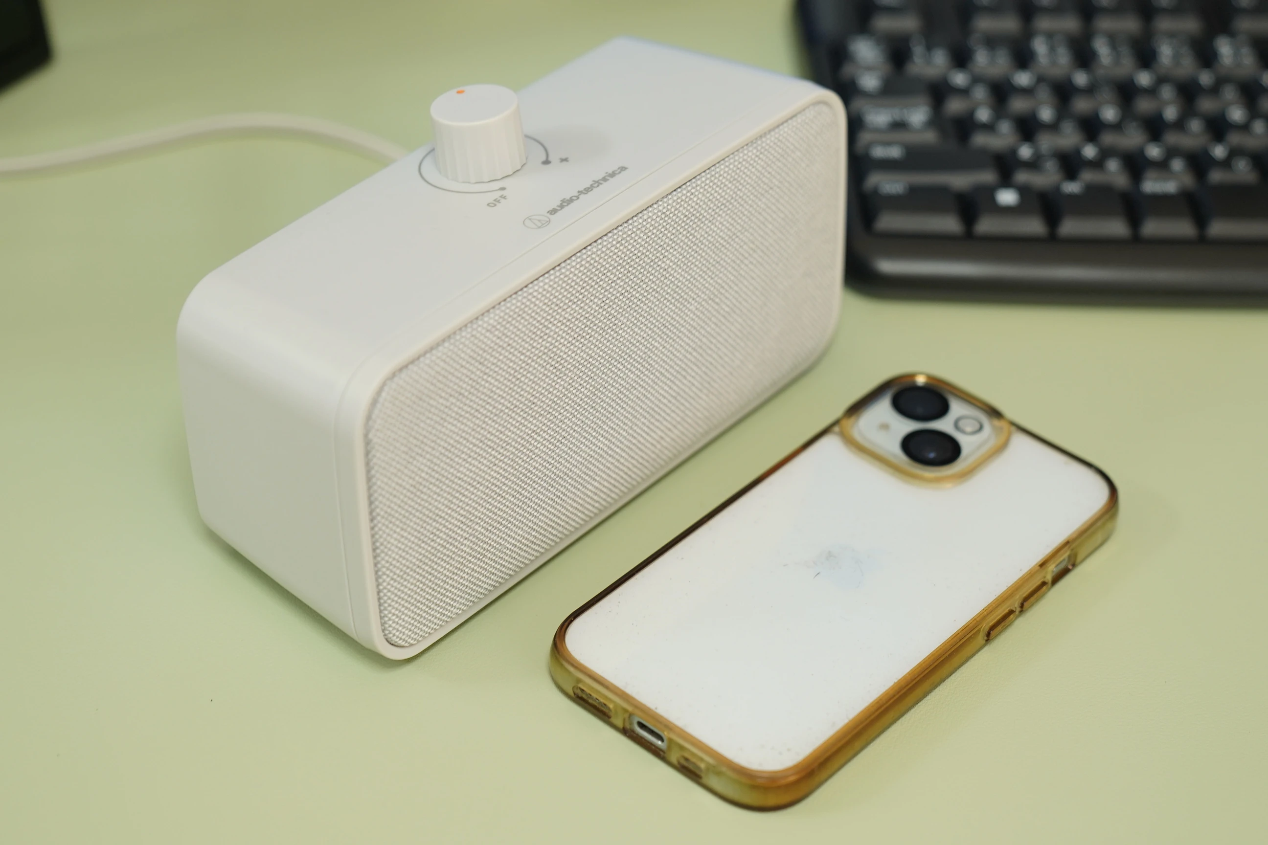 MIMIO SOUND BOX beside a smartphone, showing its height and depth as well as width